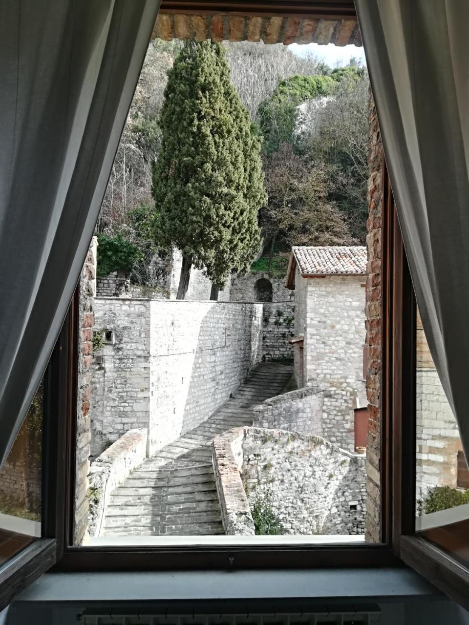 Civico 10 Hotel Губио Екстериор снимка